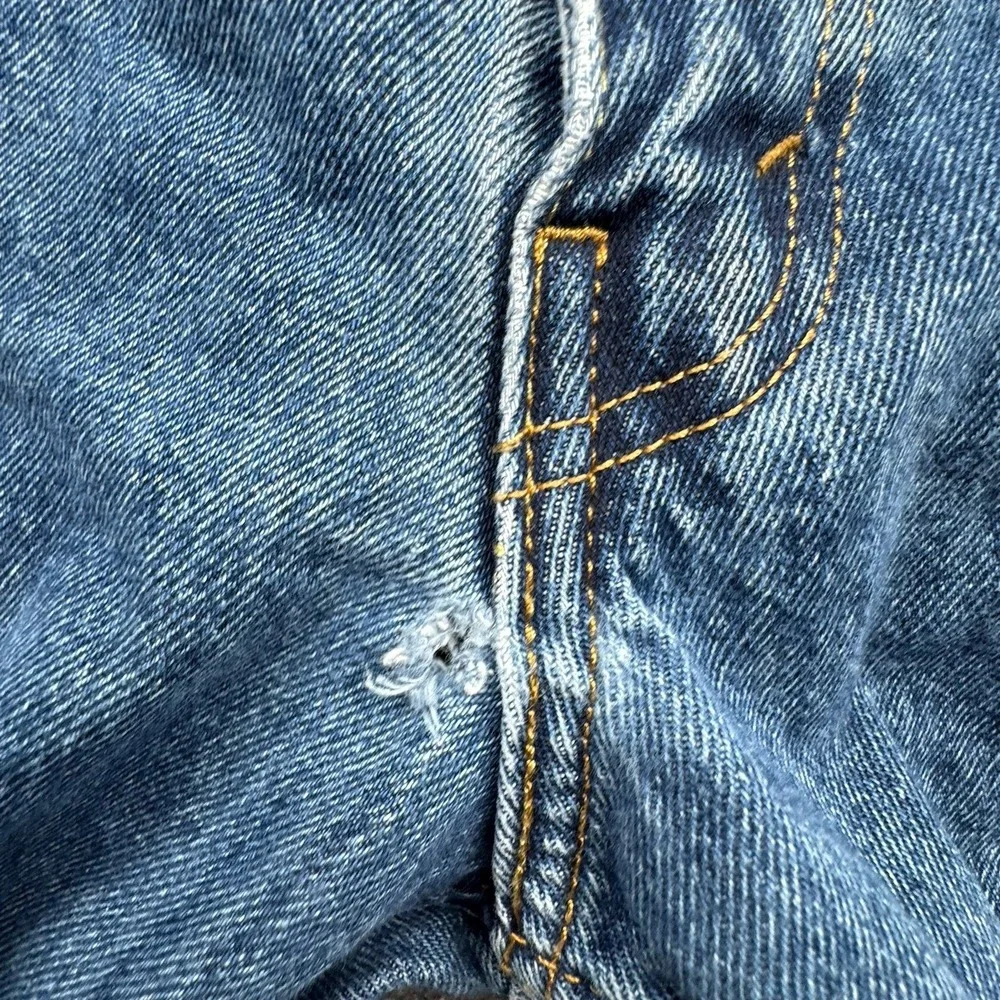 Levis 550 Relaxed Fit Mens Blue Jeans‎ Mens Size 50x32 Fits 50x31 Denim *Hole*